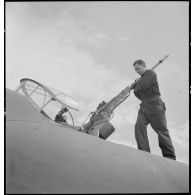 La chaîne d'assemblage de bombardiers Lioré et Olivier LeO 451 (LeO 45) sur le terrain d'aviation d'Ambérieu-en-Bugey : montage du canon Hispano-Suiza de 20 mm sur un appareil.