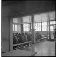 Réfectoire des personnels employés sur la chaîne d'assemblage de bombardiers Lioré et Olivier LeO 451 (LeO 45) dans l'ancienne usine Forclum, sur le terrain d'aviation d'Ambérieu-en-Bugey.