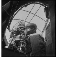 Servant du canon de 20 mm dans le poste de tir dorsal d'un bombardier Lioré et Olivier LeO 451 (LeO 45), sorti de la chaîne d'assemblage, pour un vol d'essai depuis le terrain d'aviation d'Ambérieu-en-Bugey.