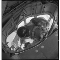 Servant d'une des mitrailleuses 7,5 mm dans le poste de tir ventral d'un bombardier Lioré et Olivier LeO 451 (LeO 45), sorti de la chaîne d'assemblage, pour un vol d'essai depuis le terrain d'aviation d'Ambérieu-en-Bugey.