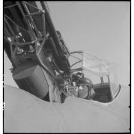 Servant du canon de 20 mm dans le poste de tir dorsal d'un bombardier Lioré et Olivier LeO 451 (LeO 45), sorti de la chaîne d'assemblage, pour un vol d'essai depuis le terrain d'aviation d'Ambérieu-en-Bugey.