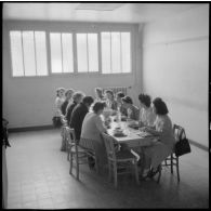 Réfectoire des personnels employés sur la chaîne d'assemblage de bombardiers Lioré et Olivier LeO 451 (LeO 45) dans l'ancienne usine Forclum, sur le terrain d'aviation d'Ambérieu-en-Bugey.