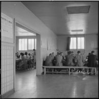 Réfectoire des personnels employés sur la chaîne d'assemblage de bombardiers Lioré et Olivier LeO 451 (LeO 45) dans l'ancienne usine Forclum, sur le terrain d'aviation d'Ambérieu-en-Bugey.