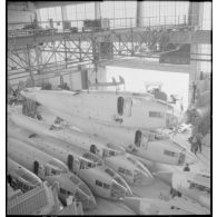 Stockage des cellules de bombardiers Lioré et Olivier LeO 451 (LeO 45) dans le bâtiment de l'ancienne usine Forclum sur le terrain d'aviation d'Ambérieu-en-Bugey.