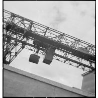 Une grue sur le site de l'atelier de réparation de l'armée de l'Air (ARAA) de Limoges.