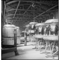 Stockage de moteurs d'avions fabriqués sous un hangar de l'atelier de réparation de l'armée de l'Air (ARAA) de Limoges.