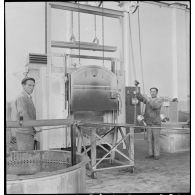 Des ouvriers de l'atelier de réparation de l'armée de l'Air (ARAA) de Limoges mettent au four des pièces de moteur d'avion.