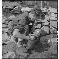 Des membres de Jeunesse et Montagne, en séjour dans un des centres pyrénéens du mouvement, font une halte dans un refuge lors d'une sortie en montagne.
