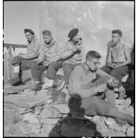 Des membres de Jeunesse et Montagne, en séjour dans un des centres pyrénéens du mouvement, se restaurent pendant une halte dans un refuge lors d'une sortie en montagne.
