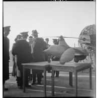 Présentation d'une maquette en bois du projet d''autogire SE-700 à l'amiral de la flotte François Darlan lors de sa visite sur la base aérienne 108 de Marignane.