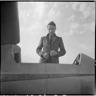 Meeting de vol à voile sur une base aérienne : le champion de vol à voile Eric Nessler (sous réserves) est présent.