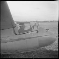 Meeting de vol à voile sur une base aérienne : le champion de vol à voile Eric Nessler (sous réserves) est présent.