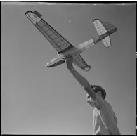 Meeting de vol à voile sur une base aérienne : présentation de modèles réduits.