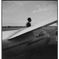 Meeting de vol à voile sur une base aérienne : le champion de vol à voile Eric Nessler (sous réserves) est présent.