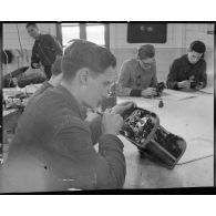 Cours pratique à l'école de formation des mécaniciens-radios de l'armée de l'Air sur la base aérienne de Chambéry.