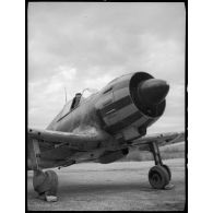 Instruction sur un avion de chasse Bloch MB 152 à l'école de formation des mécaniciens-radios de l'armée de l'Air sur la base aérienne de Chambéry.
