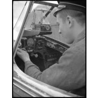 Instruction dans le poste de pilotage d'un avion de chasse Bloch MB 152 à l'école de formation des mécaniciens-radios de l'armée de l'Air sur la base aérienne de Chambéry.