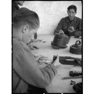 Cours de démontage/remontage d'armement à l'école de formation des mécaniciens-radios de l'armée de l'Air sur la base aérienne de Chambéry.