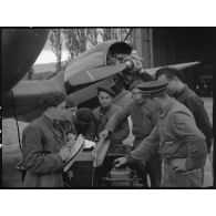 Cours pratique à l'école de formation des mécaniciens-radios de l'armée de l'Air sur la base aérienne de Chambéry.