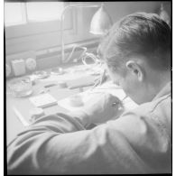Cours pratique à l'école de formation des mécaniciens-radios de l'armée de l'Air sur la base aérienne de Chambéry.