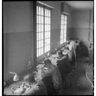 Cours pratique à l'école de formation des mécaniciens-radios de l'armée de l'Air sur la base aérienne de Chambéry.