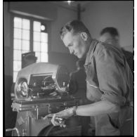 Utilisation d'une machine-outil à l'école de formation des mécaniciens-radios de l'armée de l'Air sur la base aérienne de Chambéry.