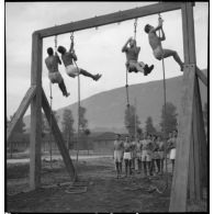 Séance de grimper de corde à l'école de formation des mécaniciens-radios de l'armée de l'Air sur la base aérienne de Chambéry.