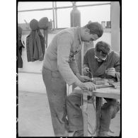 Séance de soudure à l'école de formation des mécaniciens-radios de l'armée de l'Air sur la base aérienne de Chambéry.