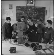 Présentation d'un appareil photographique embarqué Fairchild à l'école de formation des mécaniciens-radios de l'armée de l'Air sur la base aérienne de Chambéry.