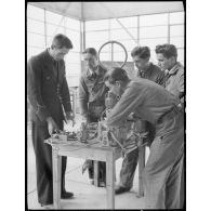 Cours pratique à l'école de formation des mécaniciens-radios de l'armée de l'Air sur la base aérienne de Chambéry.