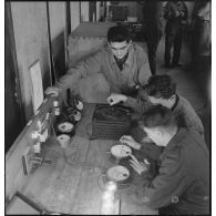 Cours pratique d'électricité à l'école de formation des mécaniciens-radios de l'armée de l'Air sur la base aérienne de Chambéry.