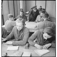 Cours pratique de transmission en Morse à l'école de formation des mécaniciens-radios de l'armée de l'Air sur la base aérienne de Chambéry.