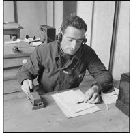 Cours pratique de transmission en Morse à l'école de formation des mécaniciens-radios de l'armée de l'Air sur la base aérienne de Chambéry.