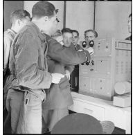 Cours pratique à l'école de formation des mécaniciens-radios de l'armée de l'Air sur la base aérienne de Chambéry.