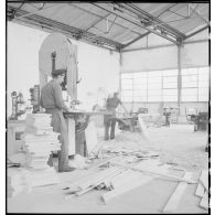 Atelier de menuiserie à l'école de formation des mécaniciens-radios de l'armée de l'Air sur la base aérienne de Chambéry.