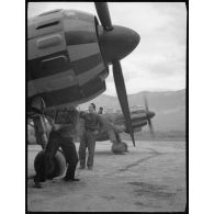 Instruction sur des avions de chasse Bloch MB 152 à l'école de formation des mécaniciens-radios de l'armée de l'Air sur la base aérienne de Chambéry.
