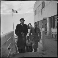 Le général de division aérienne Jean-Marie Bergeret, secrétaire d'Etat à l'Aviation, vient présider la remise de récompenses à l'issue d'un concours de ski de l'organisation Jeunesse et Montagne dans les Alpes.