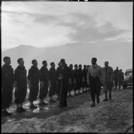 Le général de division aérienne Jean-Marie Bergeret, secrétaire d'Etat à l'Aviation, vient présider la remise de récompenses à l'issue d'un concours de ski de l'organisation Jeunesse et Montagne dans les Alpes.