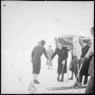 Le général de division aérienne Jean-Marie Bergeret, secrétaire d'Etat à l'Aviation, vient présider la remise de récompenses à l'issue d'un concours de ski de l'organisation Jeunesse et Montagne dans les Alpes.