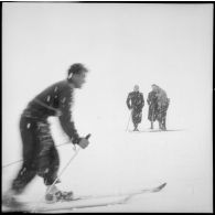 Le général de division aérienne Jean-Marie Bergeret, secrétaire d'Etat à l'Aviation, vient présider la remise de récompenses à l'issue d'un concours de ski de l'organisation Jeunesse et Montagne dans les Alpes.
