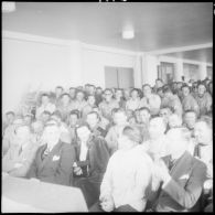 Le général de division aérienne Jean-Marie Bergeret, secrétaire d'Etat à l'Aviation, vient présider la remise de récompenses à l'issue d'un concours de ski de l'organisation Jeunesse et Montagne dans les Alpes.