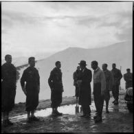 Le général de division aérienne Jean-Marie Bergeret, secrétaire d'Etat à l'Aviation, vient présider la remise de récompenses à l'issue d'un concours de ski de l'organisation Jeunesse et Montagne dans les Alpes.