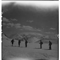 Participants aux épreuves d'un concours de ski de l'organisation Jeunesse et Montagne dans les Alpes.