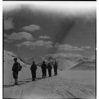 Participants aux épreuves d'un concours de ski de l'organisation Jeunesse et Montagne dans les Alpes.