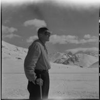 Portrait d'un chef de centre de l'organisation Jeunesse et Montagne participant aux épreuves d'un concours de ski dans les Alpes.