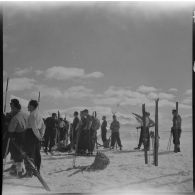 Participants aux épreuves d'un concours de ski de l'organisation Jeunesse et Montagne dans les Alpes.