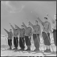Salut et prestation de serment des équipes participantes avant un concours de ski de l'organisation Jeunesse et Montagne dans les Alpes.