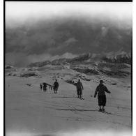 Participants aux épreuves d'un concours de ski de l'organisation Jeunesse et Montagne dans les Alpes.