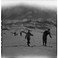 Participants aux épreuves d'un concours de ski de l'organisation Jeunesse et Montagne dans les Alpes.