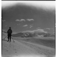 Participants aux épreuves d'un concours de ski de l'organisation Jeunesse et Montagne dans les Alpes.
